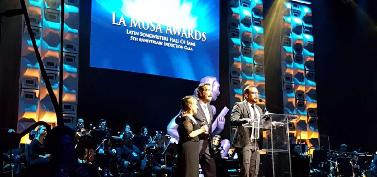 Nancy Arroyo de Jaramillo (izq.), junto al alcalde Jaime Nebot y Juan Fernando Velasco, presidente de Sayce, en el evento La Musa Awards en Miami, Florida.     