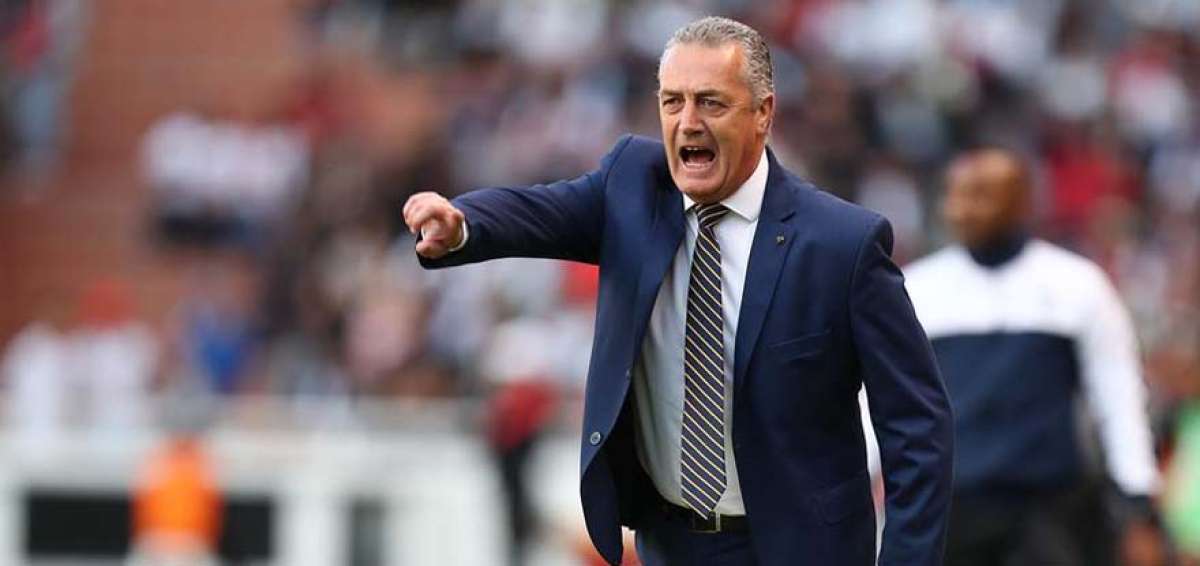 Gustavo Alfaro dando indicaciones durante el partido. 
