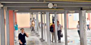 Una de las 12 c&aacute;maras de vigilancia monitorea el corredor principal del Amarilis Fuentes, en Guayaquil. Foto: William Orellana / El Tel&eacute;grafo