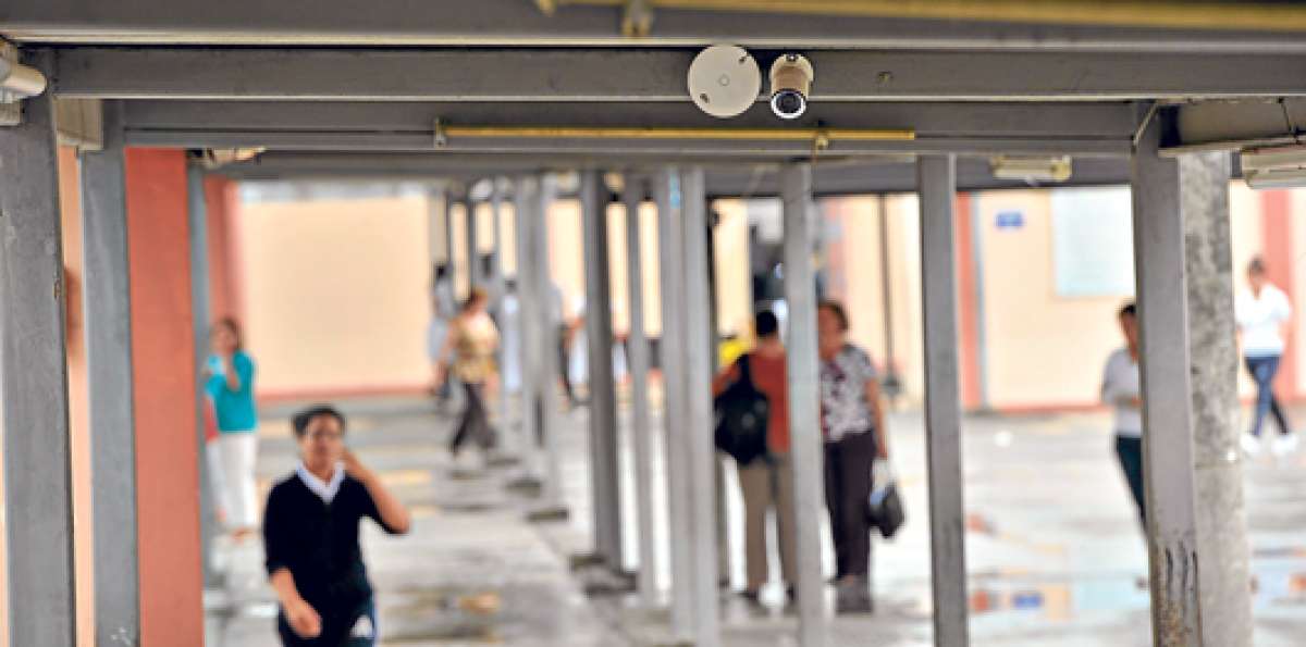 Una de las 12 c&aacute;maras de vigilancia monitorea el corredor principal del Amarilis Fuentes, en Guayaquil. Foto: William Orellana / El Tel&eacute;grafo