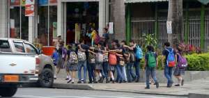 Estudiantes de un colegio del cant&oacute;n, al terminar su jornada diaria de clases, caminan abrazados por el centro de la ciudad ajenos a la inseguridad.