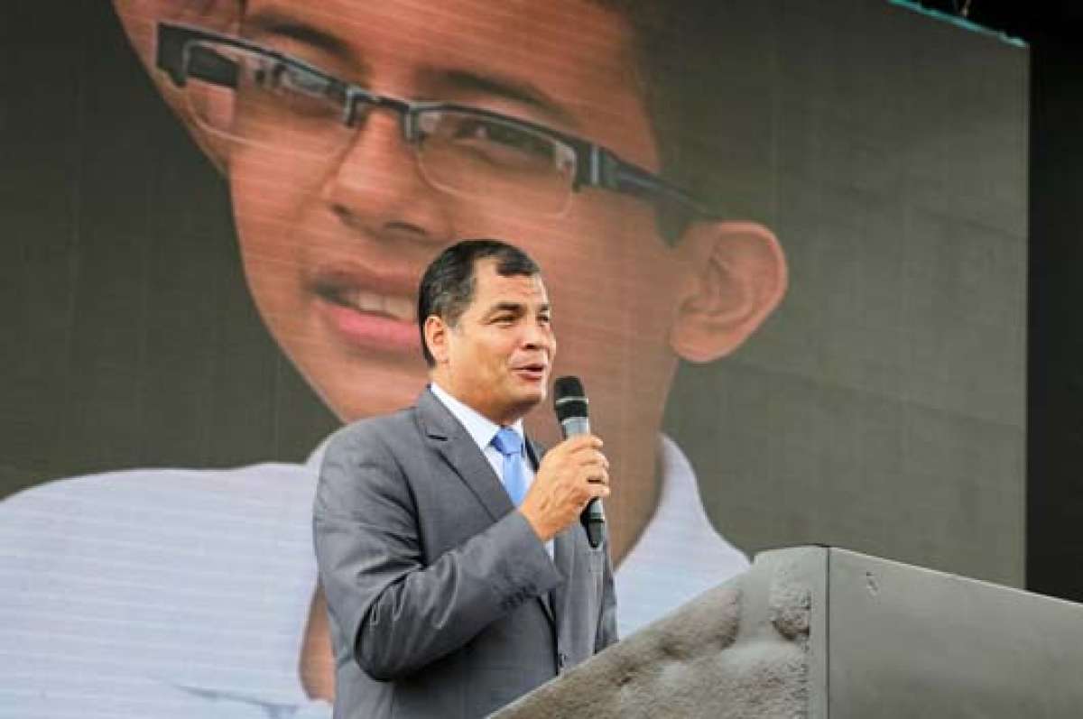 El Presidente Rafael Correa inaugur&oacute; el ciclo escolar en la Costa desde la unidad del milenio en Quevedo. Destac&oacute; el discurso del peque&ntilde;o Dar&iacute;o Contreras, en nombre de los estudiantes. Foto: Cortes&iacute;a / Presidencia de la Rep&uacute;blica