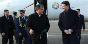  Rafael Correa lleg&oacute; a la ciudad de Potiers. Alfonsi Stanislas, jefe de Gabinete de Prefectura, lo recibi&oacute; en la pista a&eacute;rea. Foto: Flickr de la Presidencia de la Rep&uacute;blica 