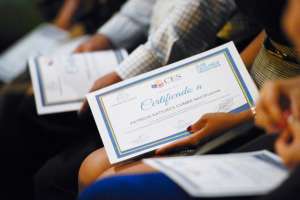 En la ceremonia de entrega de nombramientos en la Universidad Estatal, 10 docentes recibieron un diploma de las autoridades de educaci&oacute;n superior. Foto: Lylibeth Coloma/El Tel&eacute;grafo