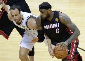 LeBron James busca su tercer anillo de la NBA en forma consecutiva. Foto: AFP