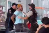 En e video se observa cómo dos supuestos policías detienen a una persona en el centro comercial. 
