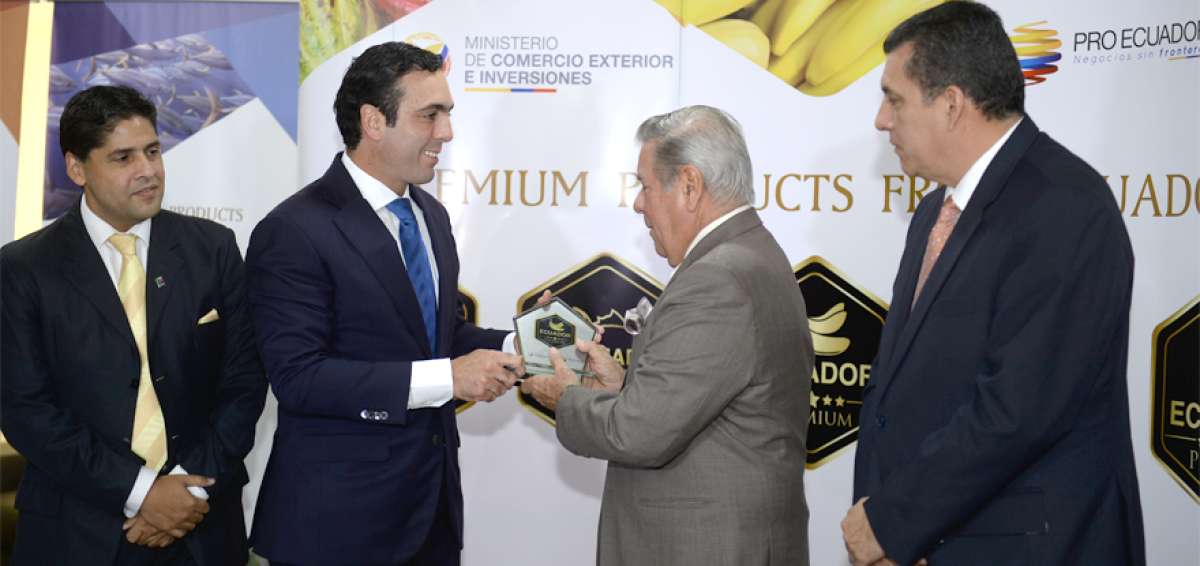 El ministro de Comercio Exterior, Pablo Campana, entreg&oacute; el reconocimiento a Eduardo Ledesma, representante bananero.