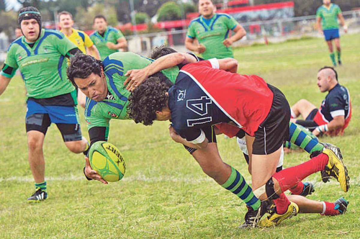 J&iacute;baros (i) y N&oacute;madas escenificaron un duelo muy disputado en la cancha de la base a&eacute;rea Mariscal Sucre de Quito. Al final, J&iacute;baros se llev&oacute; la victoria. Foto: Fernando Sandoval / El Tel&eacute;grafo.
