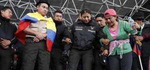 Polic&iacute;as retenidos por ind&iacute;genas en Quito aseguran estar bien
