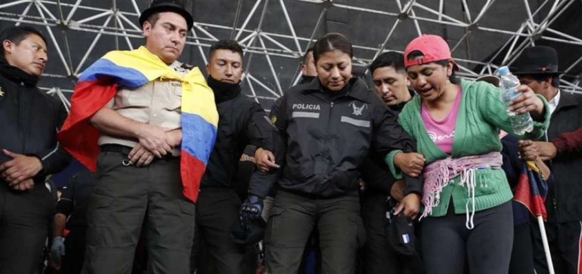 Polic&iacute;as retenidos por ind&iacute;genas en Quito aseguran estar bien