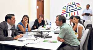 Noriega (derecha) junto a integrantes de la Comisi&oacute;n Gestora de la UArtes. El nuevo rector tiene estudios en Literatura General y Comparada, realizados en Par&iacute;s. Foto Internet
