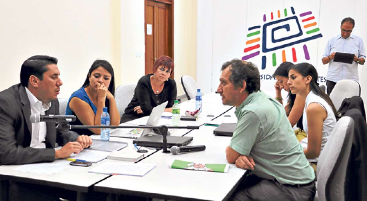 Noriega (derecha) junto a integrantes de la Comisi&oacute;n Gestora de la UArtes. El nuevo rector tiene estudios en Literatura General y Comparada, realizados en Par&iacute;s. Foto Internet
