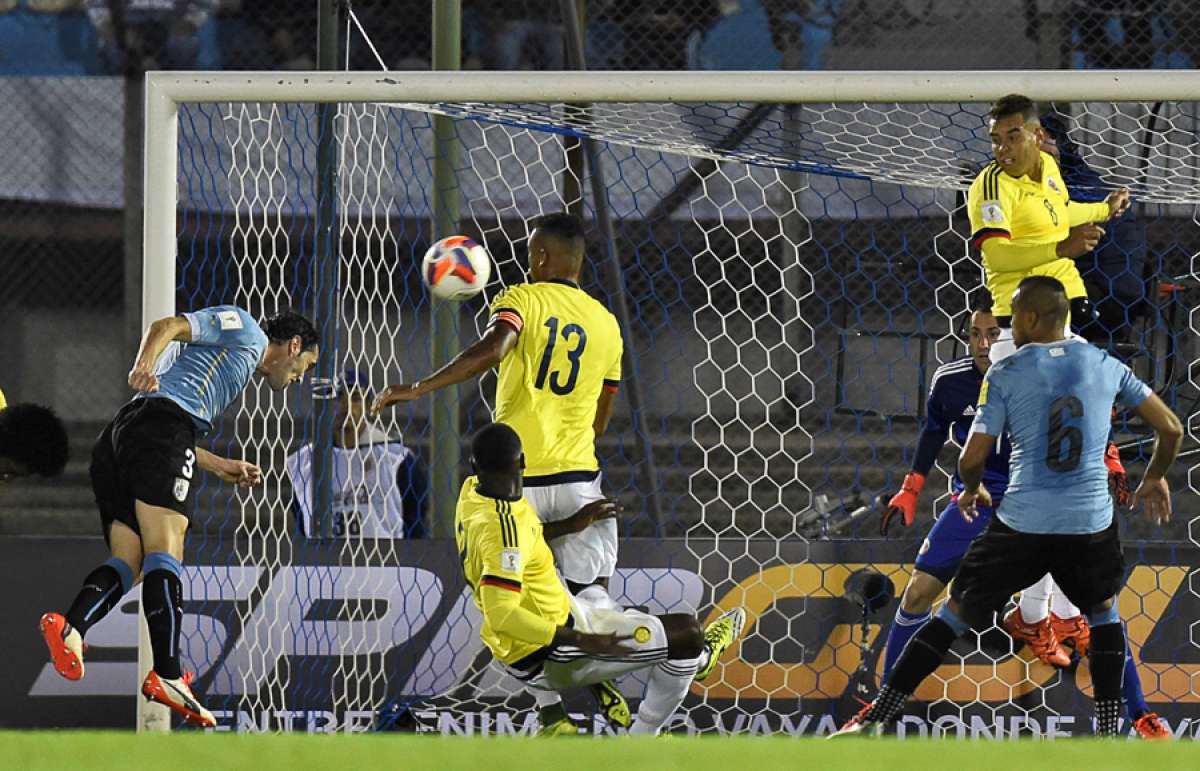 Diego God&iacute;n (izq.) abri&oacute; el marcador con un fuerte cabezazo que no pudo bloquear David Ospina. Foto: AFP