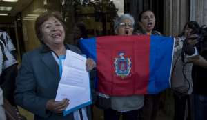 El grupo de mujeres asegur&oacute; que su intenci&oacute;n era entregarle al legislador la Constituci&oacute;n para que se informe mejor. Foto: Fernando Sandoval / El Tel&eacute;grafo 