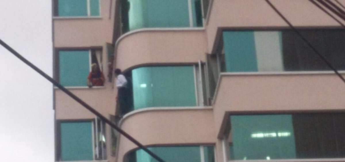 Bomberos rescatan a una persona de lo alto de un edificio