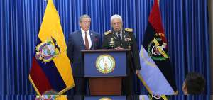 Seg&uacute;n el ministro de Defensa, Oswaldo Jarr&iacute;n (I), y el Jefe del Comando Conjunto, Roque Moreira, las FF.AA. cubrir&aacute;n la defensa de los soldados.