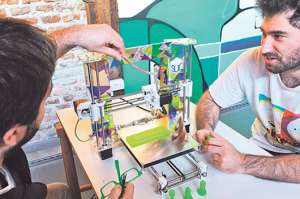 Santiago Reinoso (i) y Alejandro Lozdziejski muestran su creaci&oacute;n en su taller en la capital uruguaya. Foto: AFP.