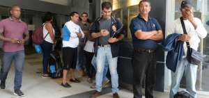 Migrantes venezolanos en los bajos del edificio donde funciona el Consulado de Venezuela, en Guayaquil.