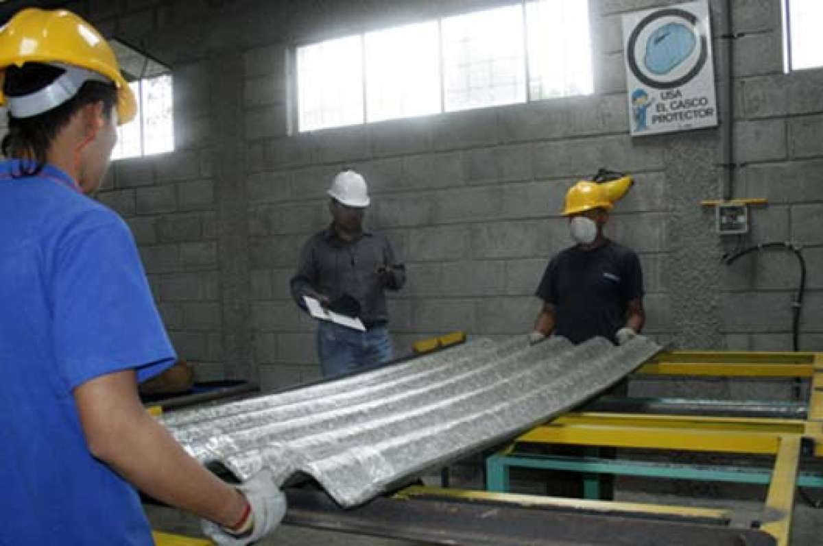 El polialuminio, que es el material que queda tras separar el cart&oacute;n,   es la base de los tableros y techos denominados Ecopak. FOTO: CORTESIA TETRAPAK