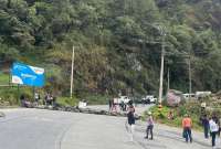 Los manifestantes bloquearon la vía que conecta Cuenca con Guayas con troncos y piedras. 