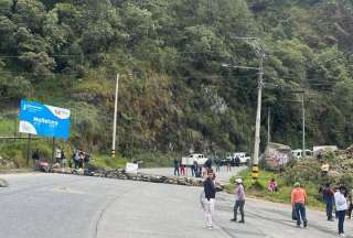 Los manifestantes bloquearon la vía que conecta Cuenca con Guayas con troncos y piedras. 
