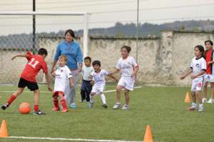Priscila Sangucho (centro), ayudante t&eacute;cnica de la Academia de F&uacute;tbol Mabel Velarde, dirige un juego entre ni&ntilde;as y ni&ntilde;os. Los entrenamientos son de 16:00 a 18:00, 3 d&iacute;as a la semana. Foto: Miguel Jim&eacute;nez | El Tel&eacute;grafo
