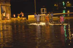 Marea alta inund&oacute; varias zonas en Guayaquil