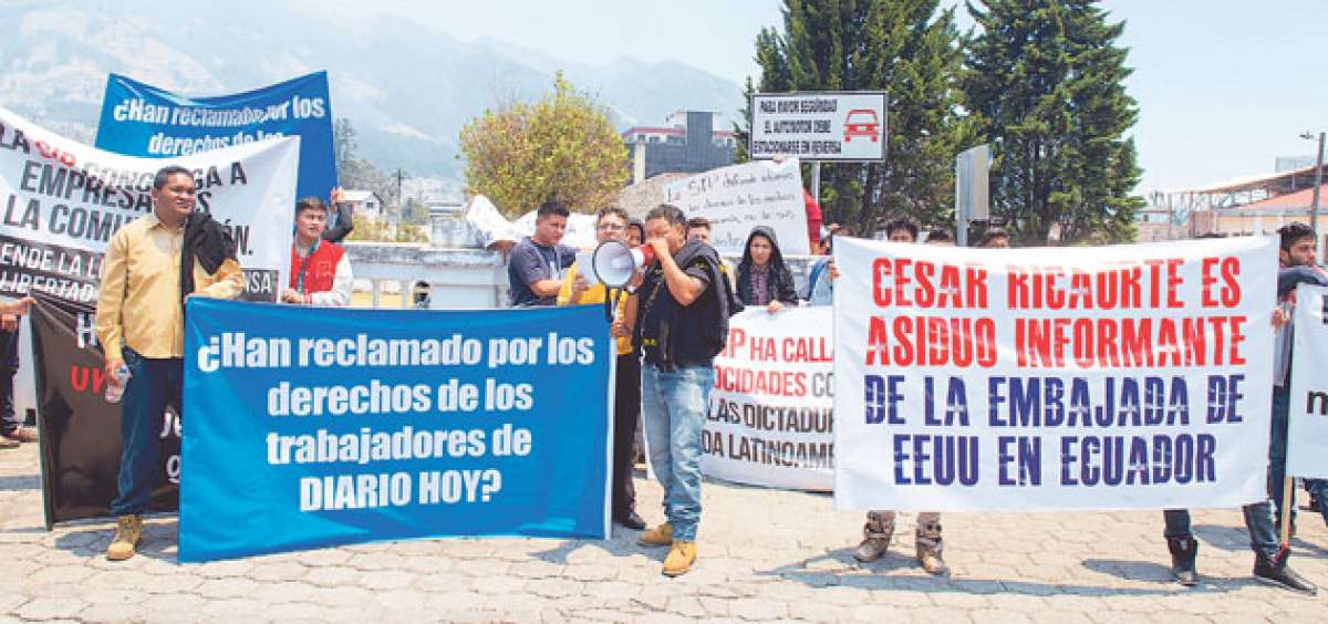 Los manifestantes portaron carteles y se ubicaron en las afueras del Centro de Convenciones Eugenio Espejo, en el centro de la capital, para protestar contra la Sociedad Interamericana de Prensa (SIP). Foto: Archivo / El Tel&eacute;grafo 