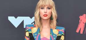 Taylor Swift se ha destacado tambi&eacute;n por su actividad como fil&aacute;ntropa y est&aacute; considerada como la artista m&aacute;s exitosa de la d&eacute;cada de 2010.