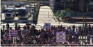 Los comerciantes obstaculizaron la avenida Maldonado (sur de Quito) desde las 07:00. Foto: Geovanna Melendres/ EL TEL&Eacute;GRAFO