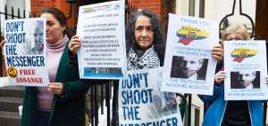 Activistas acudieron a los exteriores de la Embajada ecuatoriana en Londres para apoyar a Julian Assange.