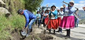 El prefecto de la provincia del Azuay, Yaku P&eacute;rez, desde que asumi&oacute; el cargo ha sido parte de las mingas que se realizan en diferentes comunidades.
