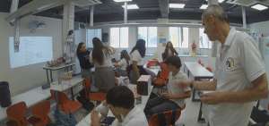 Los alumnos usan rieles de servicio para conectar los microscopios durante las clases. En las aulas el profesorado cuenta con unidades de control.