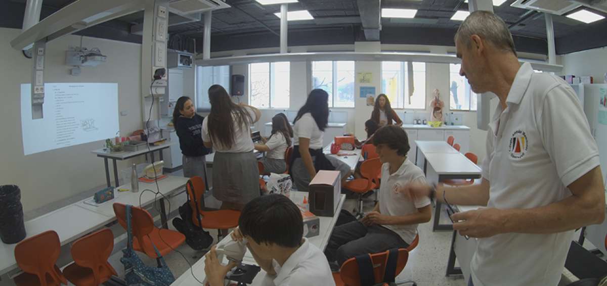 Los alumnos usan rieles de servicio para conectar los microscopios durante las clases. En las aulas el profesorado cuenta con unidades de control.