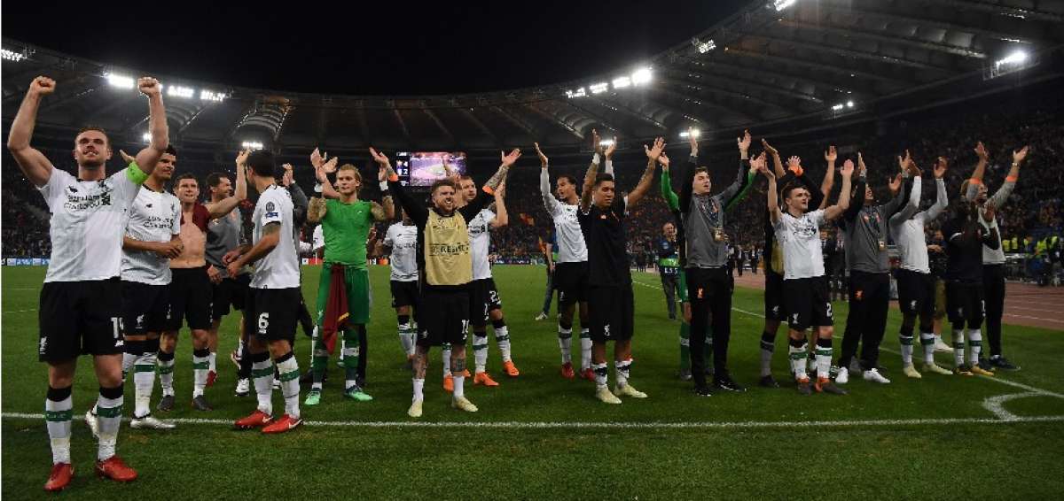 Los jugadores del Liverpool celebraron con su hinchada el pase a la final de la Champions League.