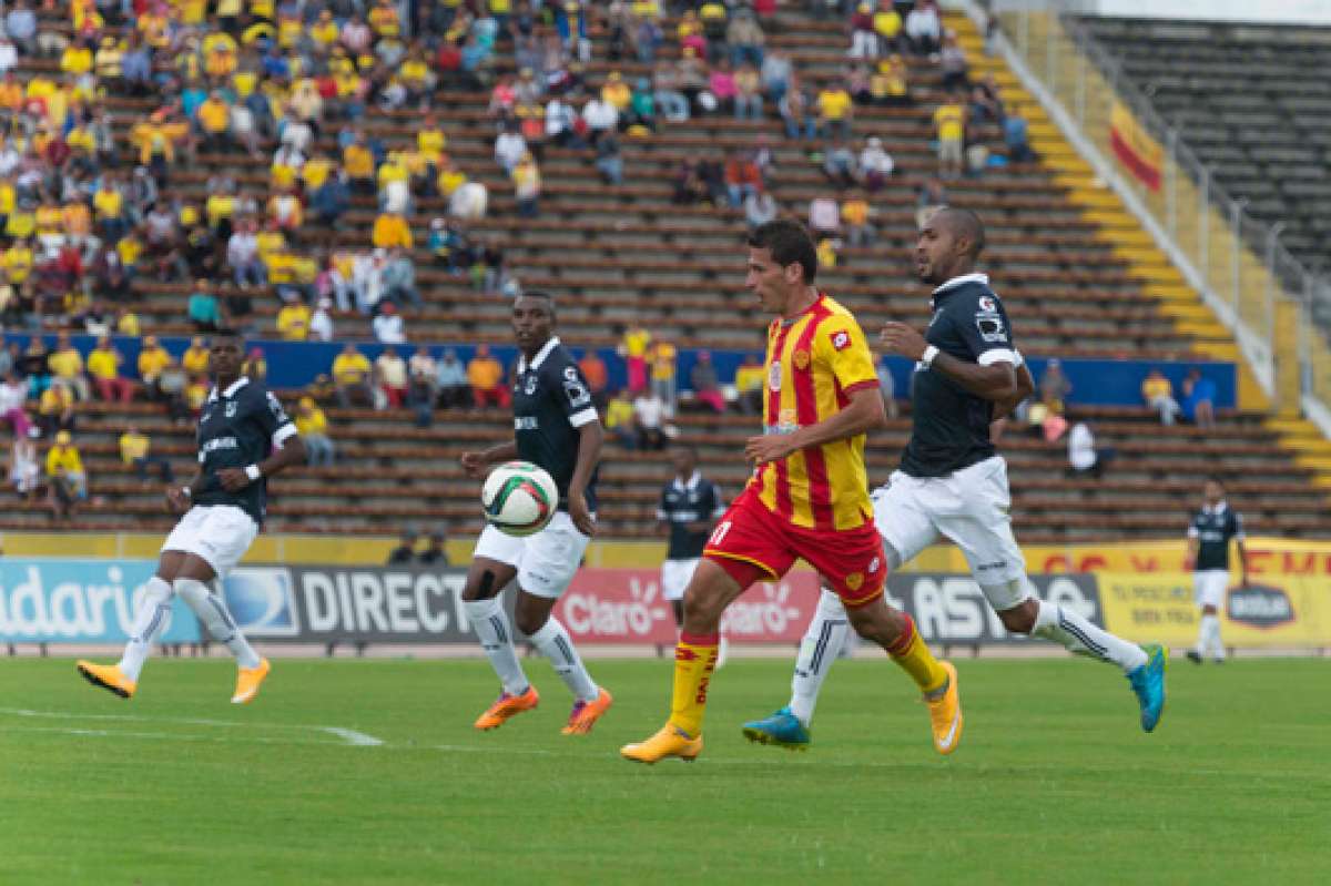 Omar Andrade (centro) domina el bal&oacute;n ante la marca de Deison M&eacute;ndez (der.), mientras Gabriel Espinosa observa la jugada, durante el partido de ayer. Foto: John Guevara / El Tel&eacute;grafo