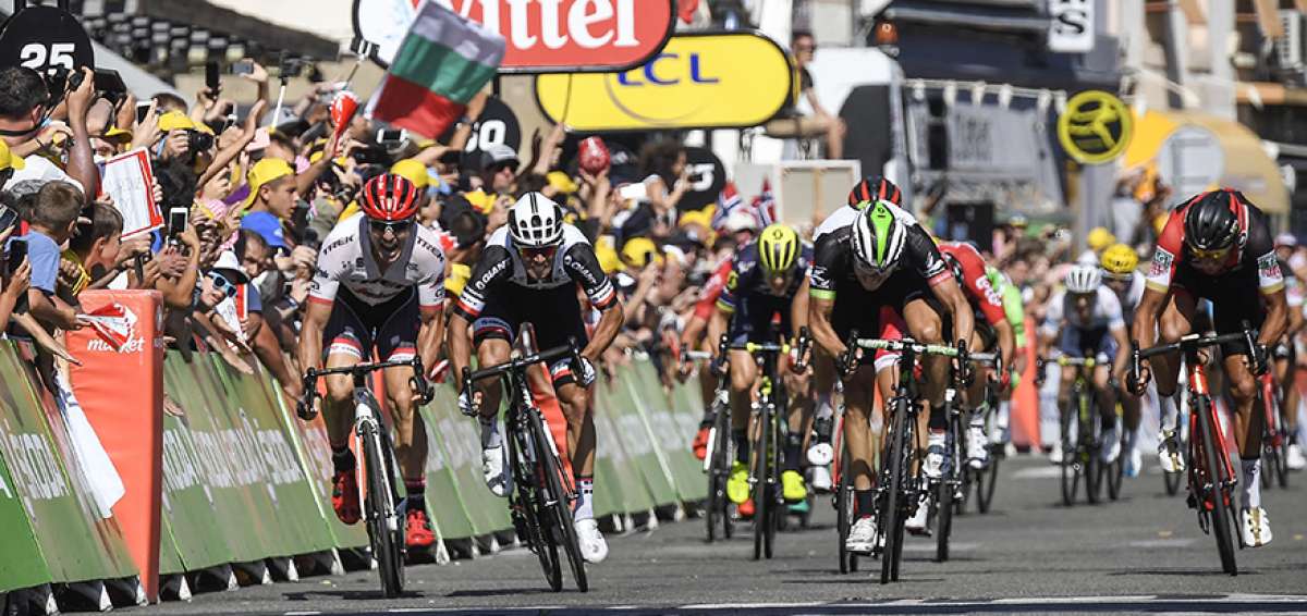 El remate final de la etapa 16 del Tour de Francia fue emocionante para los espectadores y los ciclistas. 