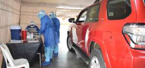 Estos espacios Drive Thru reciben a las personas en sus autos, donde se les practica la prueba sin tener que bajarse, pero tambi&eacute;n a quienes llegan a pie.