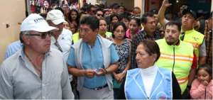 El alcalde de Quito, Jorge Yunda (c) recorri&oacute; las instalaciones del Terminal de pasajeros de Quitumbe. 