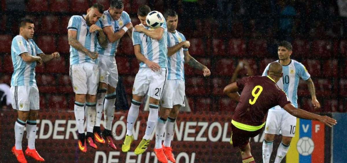 El delantero venezolano Salom&oacute;n Rond&oacute;n (9) ejecuta un tiro libre en el partido ante Argentina, en M&eacute;rida.