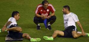 Ram&oacute;n &Aacute;ngel D&iacute;az (c),  DT de Paraguay, entren&oacute; con sus dirigidos en el estadio Monumental.