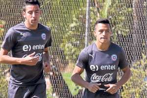 Mauricio Isla (izq.) y Alexis S&aacute;nchez (der.), 2 baluartes del equipo que dirige Jorge Sampaoli. Ambos son titulares fijos en la Copa del Mundo. Foto: EFE