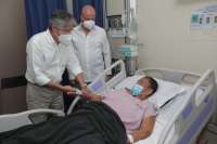 Guillermo Lasso (izq.) conversa con un paciente en el Hospital de Especialidades