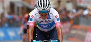 Carapaz agradeci&oacute; a su equipo por apoyarlo al final de la carrera en el Aut&oacute;dromo de Imola