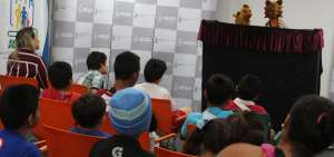 Ni&ntilde;os observan la obra teatral El gato simple.