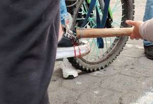 Una joven fue herida al intentar cruzar en medio de las protestas en Otavalo. Los manifestantes la agredieron con una varilla. 