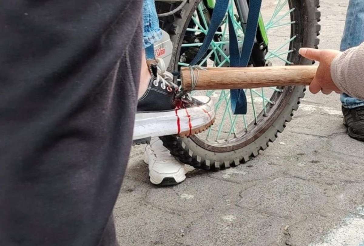 Una joven fue herida al intentar cruzar en medio de las protestas en Otavalo. Los manifestantes la agredieron con una varilla. 