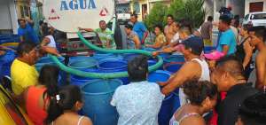 Los tanqueros no se abastecen para cubrir con entrega de agua en todos los barrios de la capital esmeralde&ntilde;a.