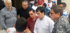 El ministro del Interior Diego Fuentes, durante la reuni&oacute;n con los habitantes de San Carlos de Lim&oacute;n.