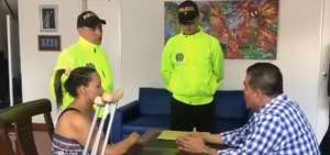 Momentos en los que es detenida Claudia O. en el despacho de su abogado.